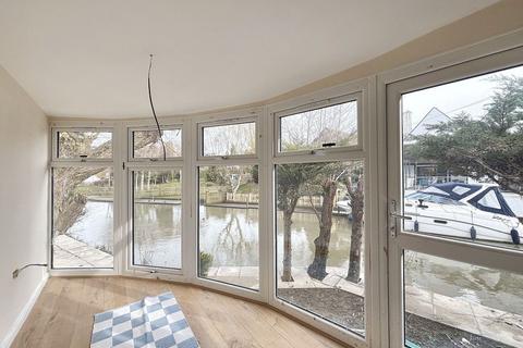 Jour De Fete Riverside, Wraysbury, Staines-upon-thames, TW19 5JN