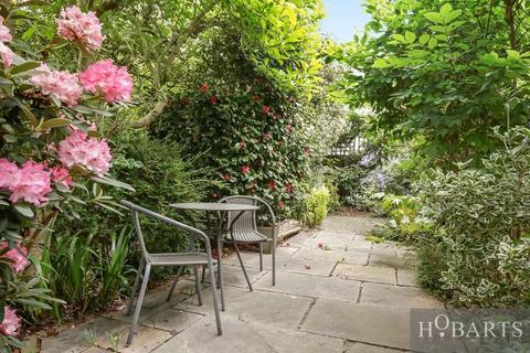 2 bedroom maisonette for sale, Trinity Road, Bowes Park, London, N22