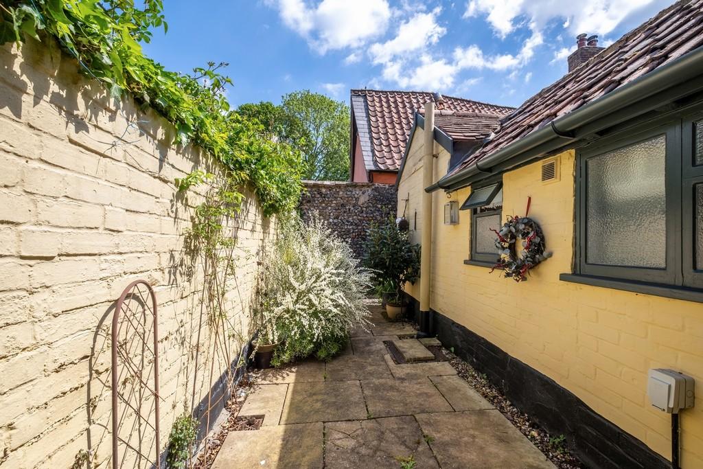 1440px-Neates Cottage-30