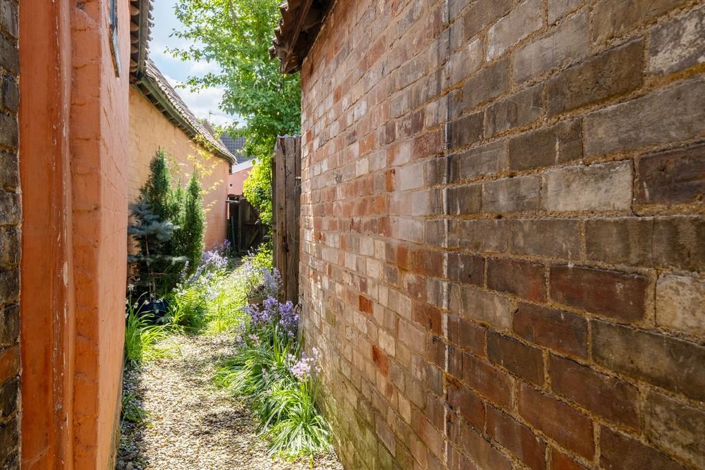 1440px-Neates Cottage-36