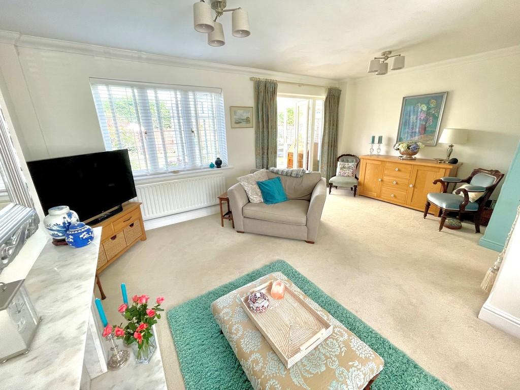 5 Cleeves Way Lounge 2