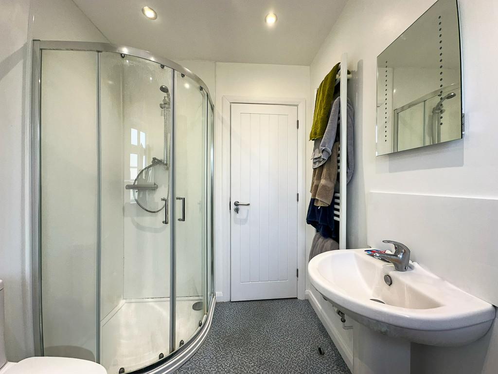 1st floor communal shower room (2)