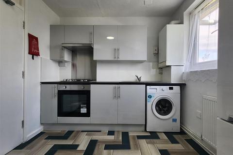 2 bedroom flat to rent, Shrewsbury Road, London