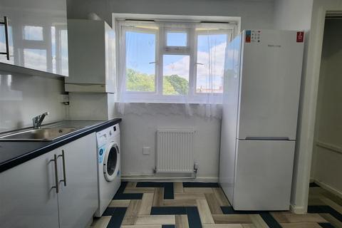 2 bedroom flat to rent, Shrewsbury Road, London