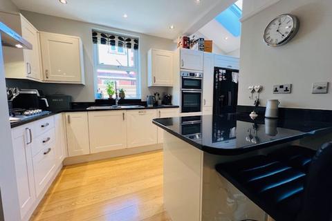 8 Clifton Drive, Penwortham, Preston, PR1 9XL