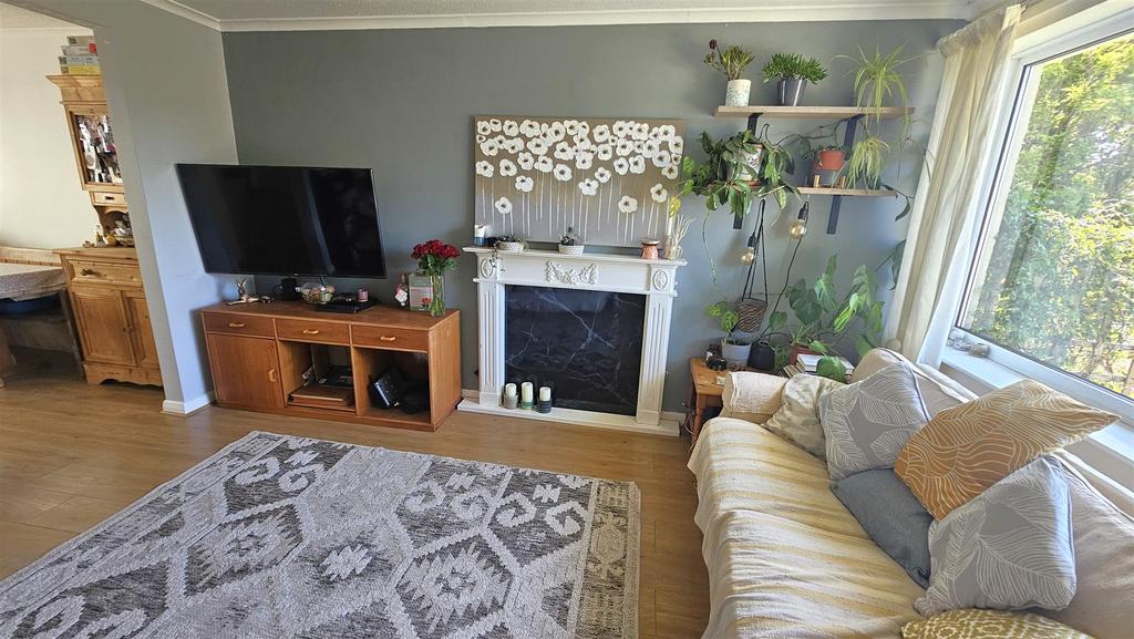 Living Room (2).jpg
