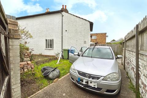 2 bedroom end of terrace house for sale, High Street, Sittingbourne ME9