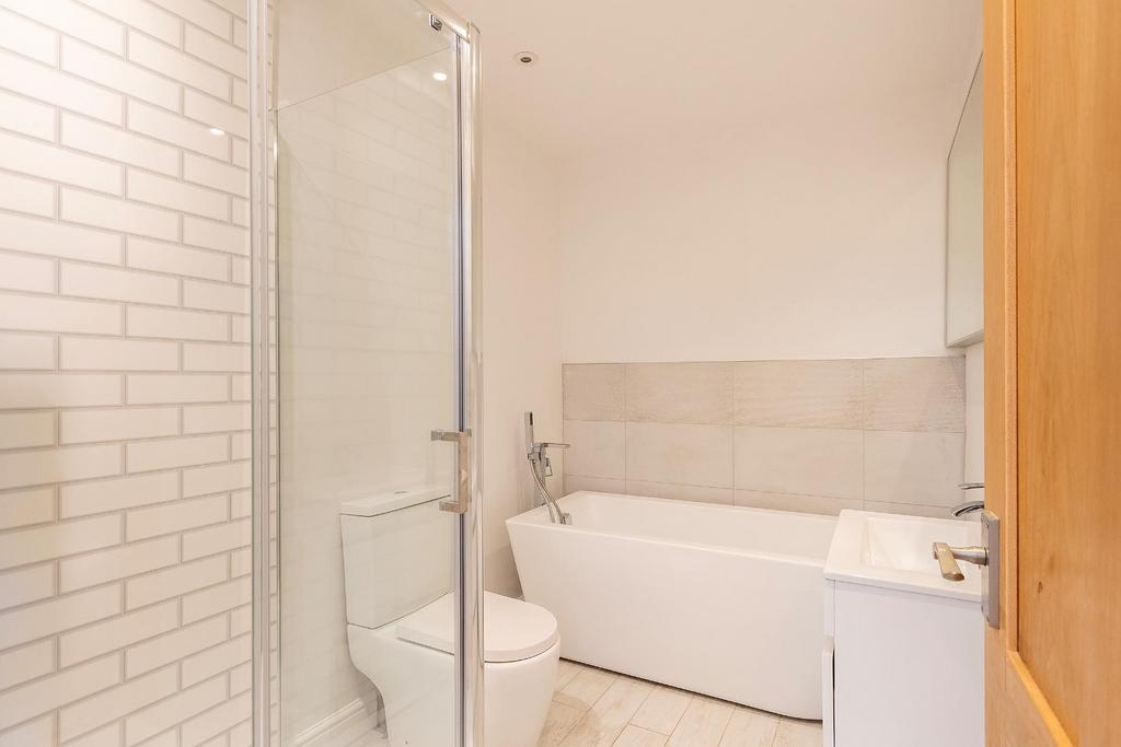 G0 F3 BRSA - Bathroom B.jpg