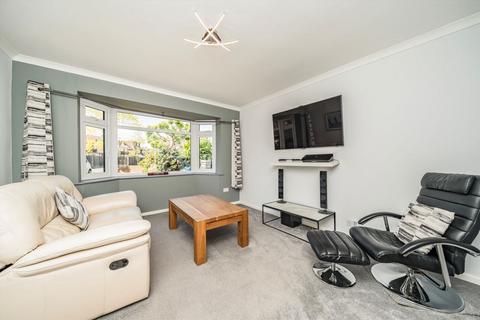 8 Priory Close, Hampton, TW12 2QA