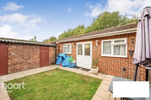 Studio to rent, Denbigh Drive, Hayes