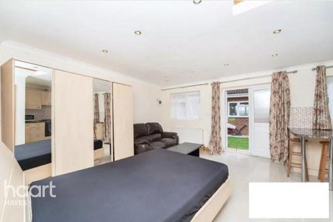Studio to rent, Denbigh Drive, Hayes