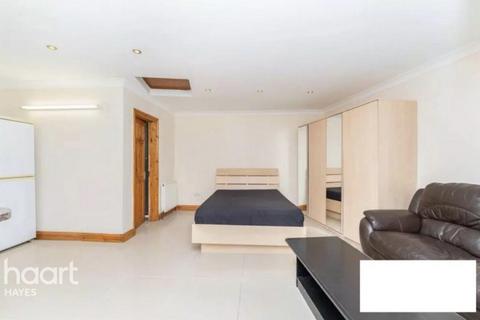 Studio to rent, Denbigh Drive, Hayes