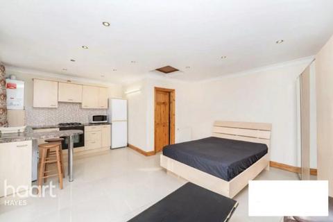 Studio to rent, Denbigh Drive, Hayes
