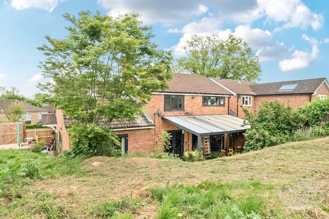 2 Hampton Road, Farnham, GU9 0DF