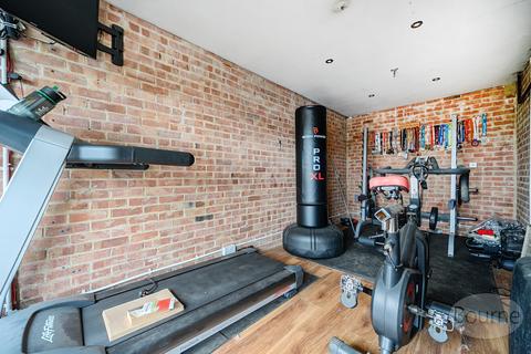 2 Hampton Road, Farnham, GU9 0DF