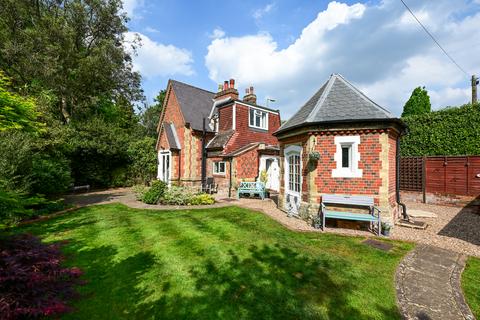 undefined, Farnborough Road, Farnborough, GU14