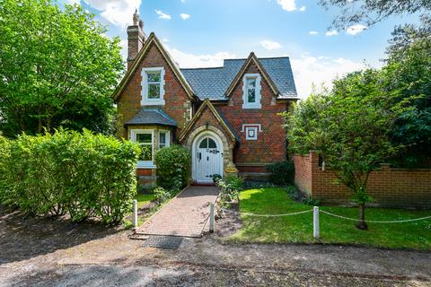3 bedroom detached house for sale, Farnborough Road, Farnborough, GU14