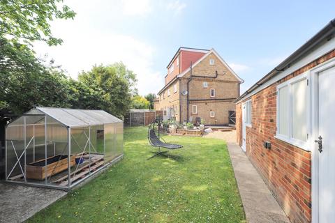 12 Barnacre Close, Uxbridge, UB8 3TD