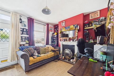 13 Edale Road, Nottingham, NG2 4HT