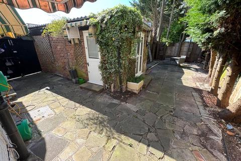 2 bedroom end of terrace house to rent, The Fairway, London, NW7