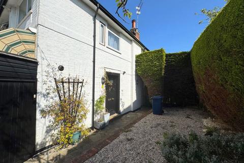 2 bedroom end of terrace house to rent, The Fairway, London, NW7