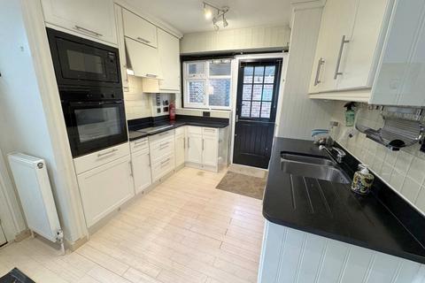 2 bedroom end of terrace house to rent, The Fairway, London, NW7