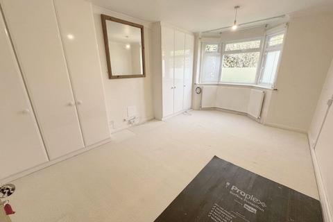 2 bedroom end of terrace house to rent, The Fairway, London, NW7