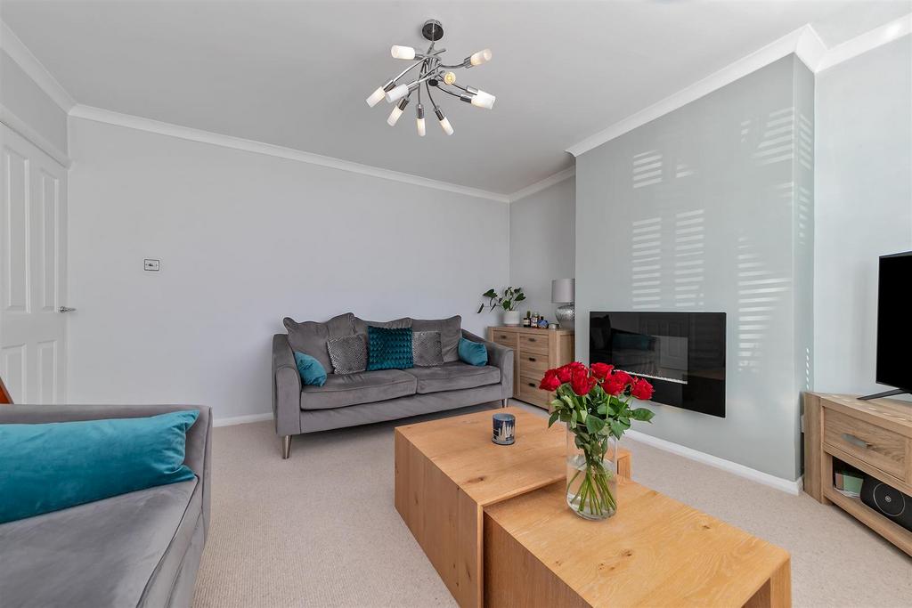15 Blackthorn Close-18.jpg