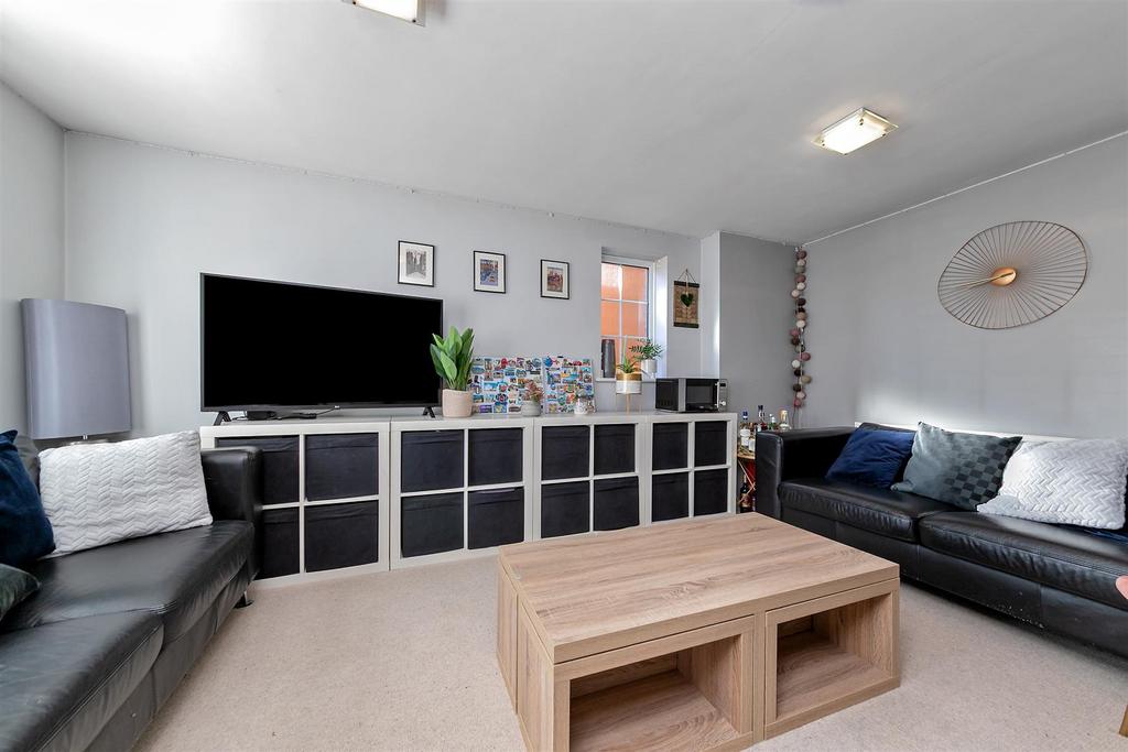 15 Blackthorn Close-14.jpg