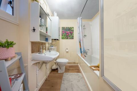 2 bedroom flat for sale, Boscombe Gardens, London SW16