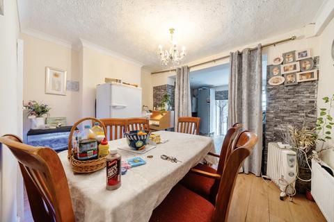 3 bedroom terraced house to rent, Rural Vale Northfleet DA11