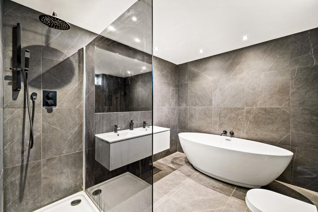 En suite to bedroom one