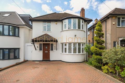 7 Lawrence Avenue, London, NW7 4NL