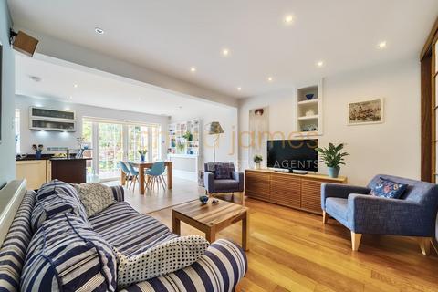7 Lawrence Avenue, London, NW7 4NL