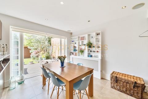 7 Lawrence Avenue, London, NW7 4NL