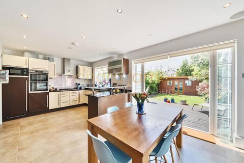 7 Lawrence Avenue, London, NW7 4NL