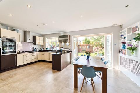 7 Lawrence Avenue, London, NW7 4NL