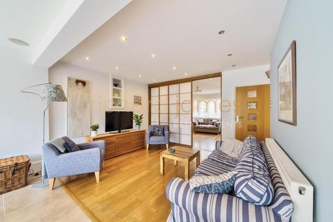 7 Lawrence Avenue, London, NW7 4NL