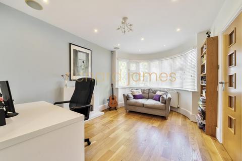 7 Lawrence Avenue, London, NW7 4NL