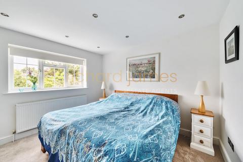 7 Lawrence Avenue, London, NW7 4NL