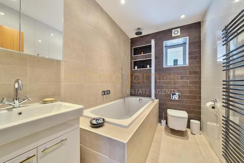 7 Lawrence Avenue, London, NW7 4NL