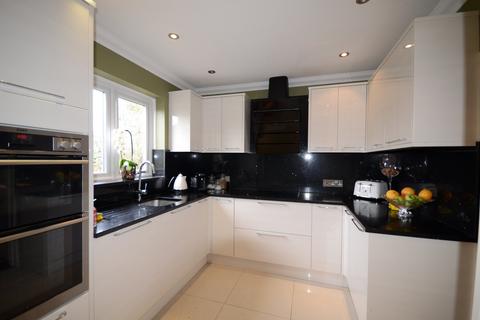 5 bedroom semi-detached house to rent, Hambro Avenue