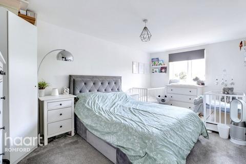 1 bedroom apartment for sale, Centreview Court, Romford, RM1 2JH