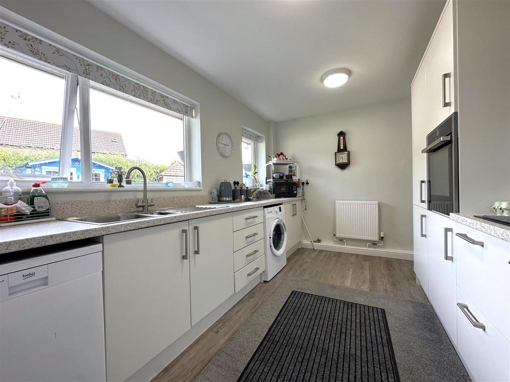 Expansive Kitchen 639