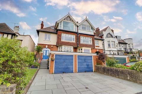 3 bedroom flat for sale, Grand Parade, Leigh-On-Sea SS9