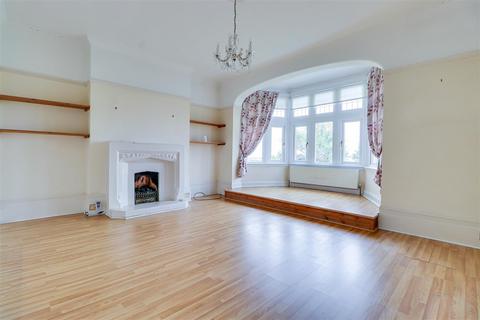 3 bedroom flat for sale, Grand Parade, Leigh-On-Sea SS9