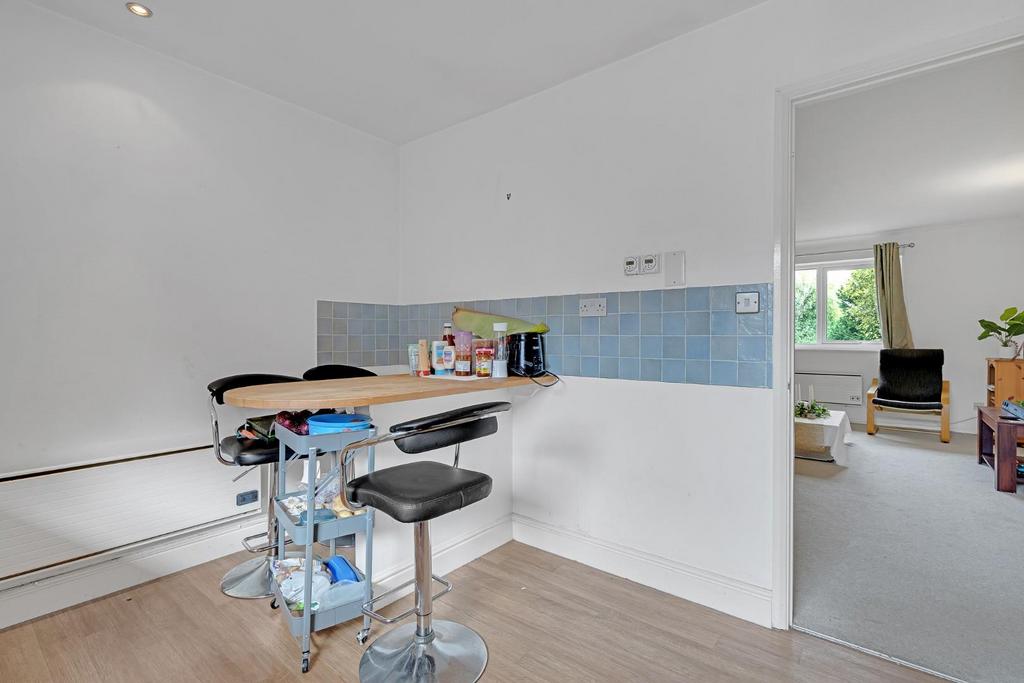 2-bed-flat-charlton-kings (7).jpg