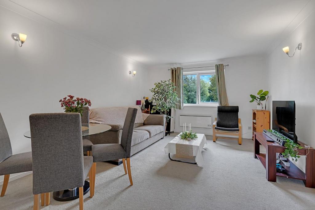 2-bed-flat-charlton-kings (9).jpg