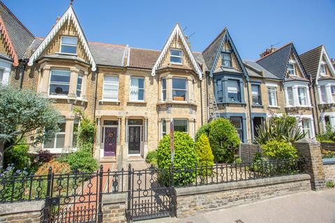 2 bedroom flat for sale, Beltinge Road, Herne Bay, Kent, CT6