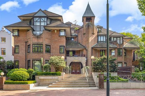 3 bedroom flat for sale, West Heath Road, Hampstead, NW3